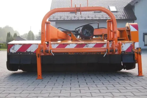 Kosiarka bijakowa 2M 2005 Szerokość robocza 2m - Szárzúzó: 4 kép. Kosiarka bijakowa 2M 2005 Szerokość robocza 2m - Szárzúzó: 4 kép.