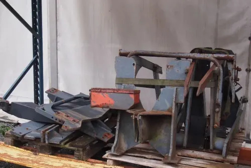 Ładowacz czołowy Tur do ciągnika MF NW JD CLAAS RENAULT - Homlokrakodó traktorhoz: 2 kép. Ładowacz czołowy Tur do ciągnika MF NW JD CLAAS RENAULT - Homlokrakodó traktorhoz: 2 kép.