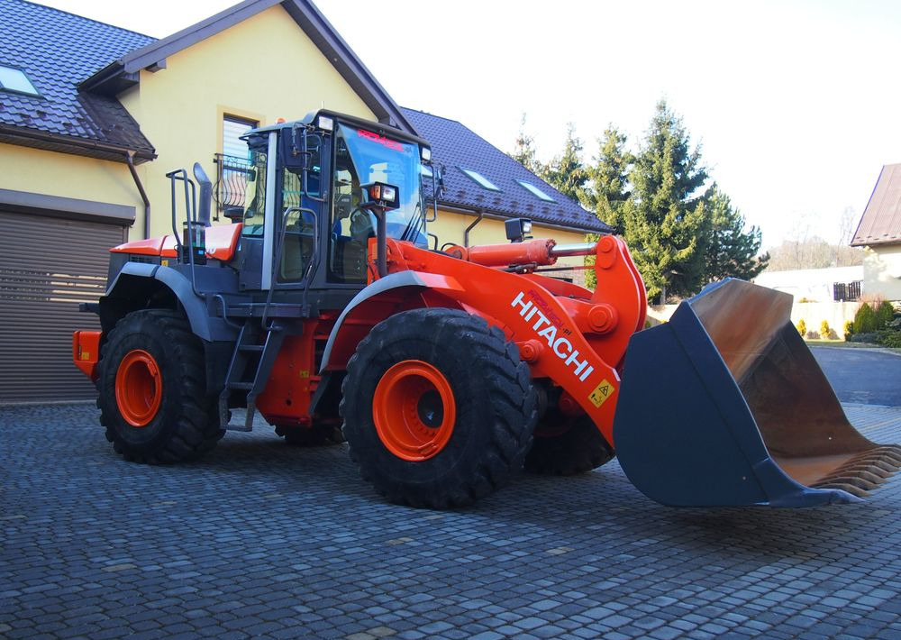 Ładowarka Hitachi ZW250 2010 Ładowarka Hitachi Waga, Centralne smarowanie - Gumikerekes homlokrakodó: 3 kép. Ładowarka Hitachi ZW250 2010 Ładowarka Hitachi Waga, Centralne smarowanie - Gumikerekes homlokrakodó: 3 kép.