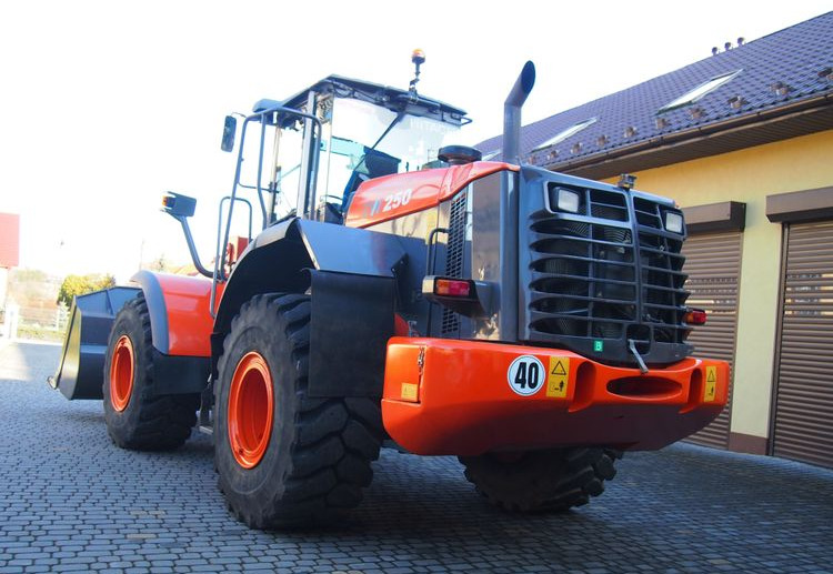 Ładowarka Hitachi ZW250 2010 Ładowarka Hitachi Waga, Centralne smarowanie - Gumikerekes homlokrakodó: 5 kép. Ładowarka Hitachi ZW250 2010 Ładowarka Hitachi Waga, Centralne smarowanie - Gumikerekes homlokrakodó: 5 kép.