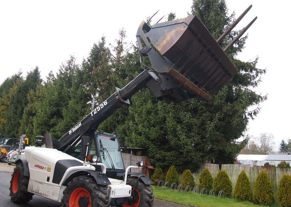 Ładowarka teleskopowa Bobcat T2556 2005 Ładowarka teleskopowa BOBCAT - Teleszkópos rakodó: 2 kép. Ładowarka teleskopowa Bobcat T2556 2005 Ładowarka teleskopowa BOBCAT - Teleszkópos rakodó: 2 kép.