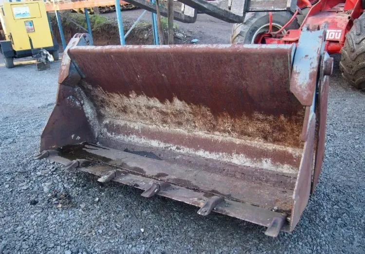 Łyżka do ładowarki otwierana hydraulicznie 2,1m - Rakodókanál: 1 kép. Łyżka do ładowarki otwierana hydraulicznie 2,1m - Rakodókanál: 1 kép.