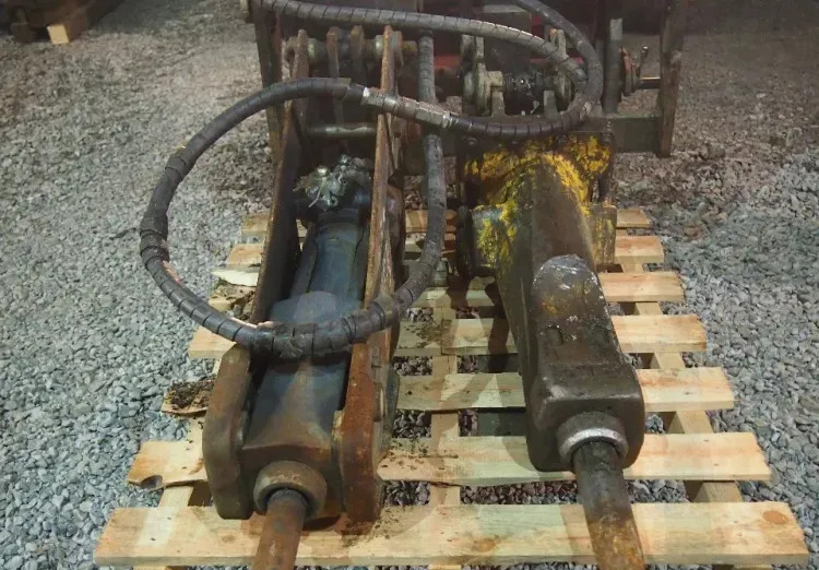 Młotek do kucia Kubota 2010 wyburzeniowy - Hidraulikus törőfej - Építőipari gépek: 2 kép. Młotek do kucia Kubota 2010 wyburzeniowy - Hidraulikus törőfej - Építőipari gépek: 2 kép.