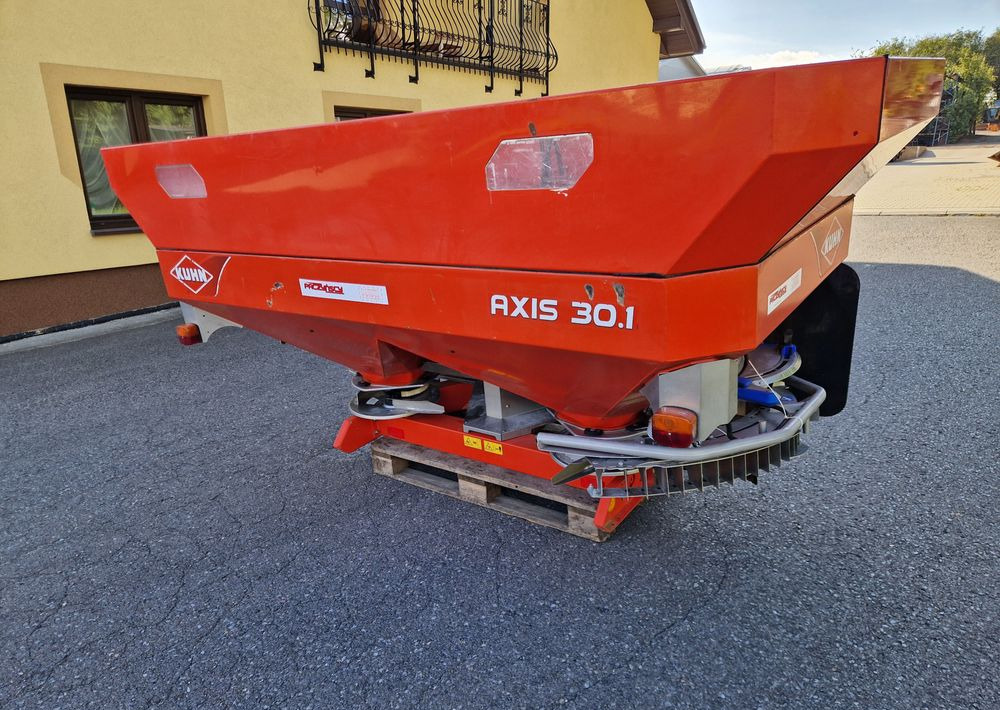 Rozsiewacz nawozów Kuhn AXIS 30,1 2008 Rozsiewacz KUHN RAUCH - Műtrágyaszóró: 5 kép. Rozsiewacz nawozów Kuhn AXIS 30,1 2008 Rozsiewacz KUHN RAUCH - Műtrágyaszóró: 5 kép.