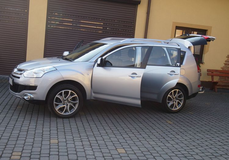 Samochód Citroen C-Crosser 2.2 HDI 2010 Samochód osobowy SUW 4x4 - Autó: 2 kép. Samochód Citroen C-Crosser 2.2 HDI 2010 Samochód osobowy SUW 4x4 - Autó: 2 kép.