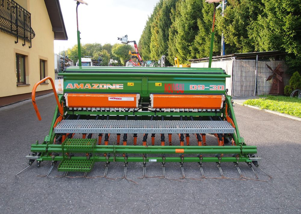 Siewnik Amazone D9 -30 2007 Siewnik Amazone - Szemenkénti vetőgép: 1 kép. Siewnik Amazone D9 -30 2007 Siewnik Amazone - Szemenkénti vetőgép: 1 kép.