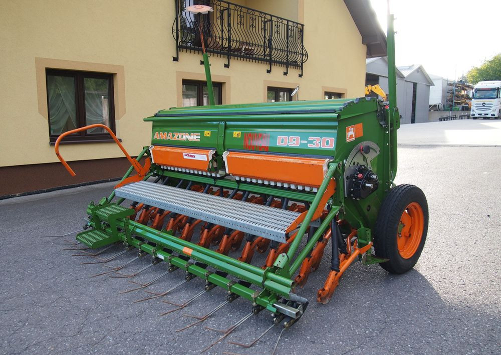 Siewnik Amazone D9 -30 2007 Siewnik Amazone - Szemenkénti vetőgép: 2 kép. Siewnik Amazone D9 -30 2007 Siewnik Amazone - Szemenkénti vetőgép: 2 kép.