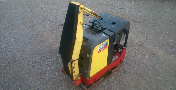 Ubijarka Dynapac LH 300 2006 - Lapvibrátor: 3 kép. Ubijarka Dynapac LH 300 2006 - Lapvibrátor: 3 kép.