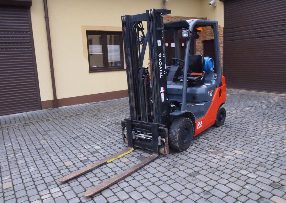 Wózek widłowy Toyota 8FGF15 2018 TRIPLEX system SAS (blokowanie tylnej osi) - Gázüzemű targonca: 2 kép. Wózek widłowy Toyota 8FGF15 2018 TRIPLEX system SAS (blokowanie tylnej osi) - Gázüzemű targonca: 2 kép.
