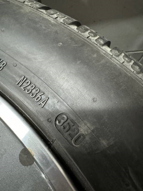 Pirelli P ZERO Winter 255/45/19 - Gumiabroncs - Teherautó: 4 kép. Pirelli P ZERO Winter 255/45/19 - Gumiabroncs - Teherautó: 4 kép.