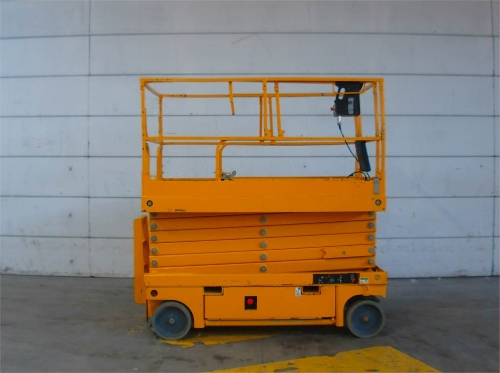 Haulotte Compact 14 - Ollós emelő: 1 kép. Haulotte Compact 14 - Ollós emelő: 1 kép.