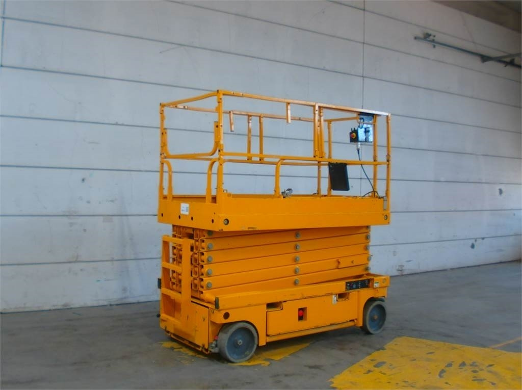 Haulotte Compact 14 - Ollós emelő: 2 kép. Haulotte Compact 14 - Ollós emelő: 2 kép.