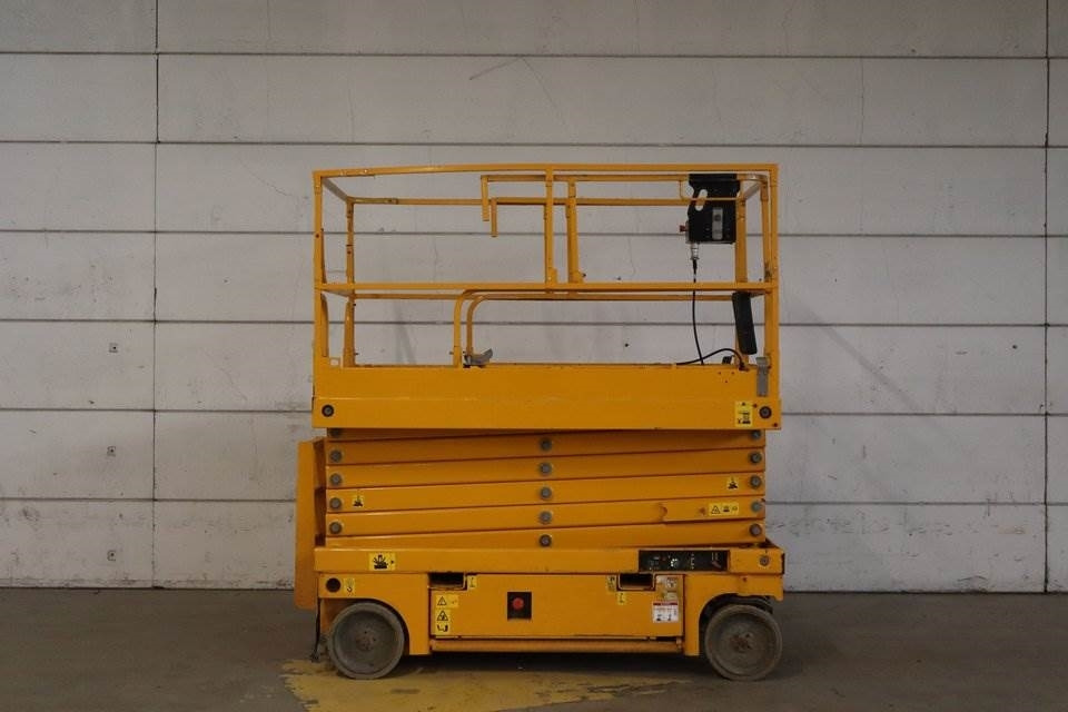 Haulotte Compact 14 - Ollós emelő: 1 kép. Haulotte Compact 14 - Ollós emelő: 1 kép.