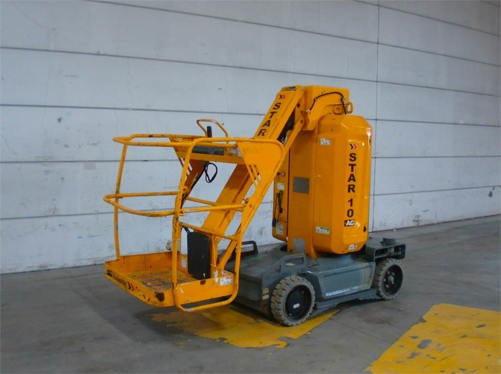 Haulotte STAR 10 - Oszlopos személyemelő: 2 kép. Haulotte STAR 10 - Oszlopos személyemelő: 2 kép.