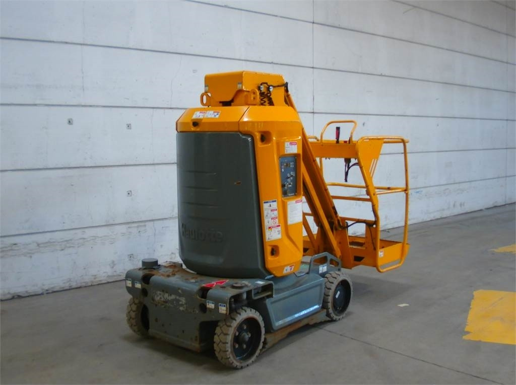 Haulotte STAR 10 - Oszlopos személyemelő: 4 kép. Haulotte STAR 10 - Oszlopos személyemelő: 4 kép.