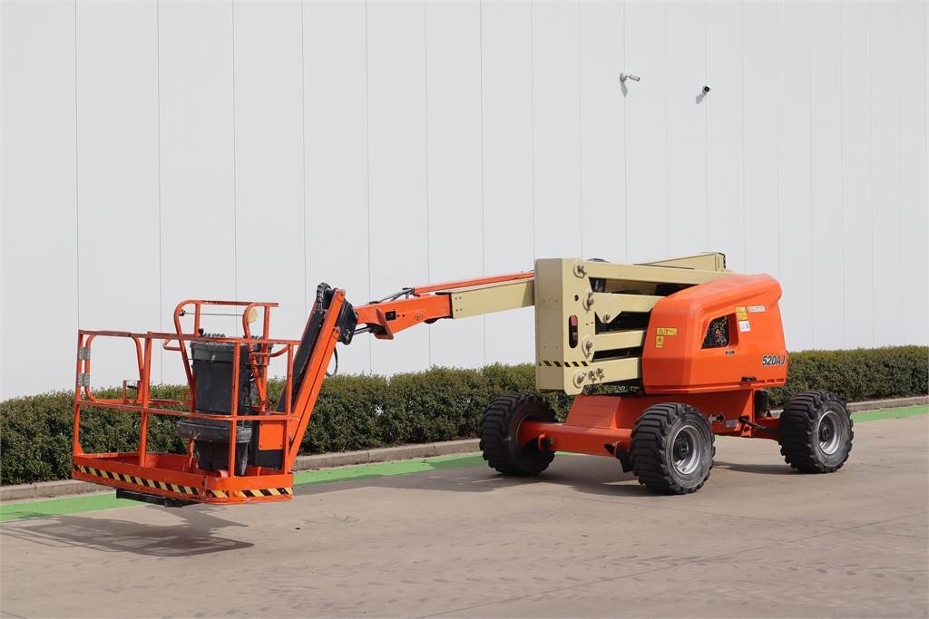 JLG 520AJ - Személyemelő: 2 kép. JLG 520AJ - Személyemelő: 2 kép.
