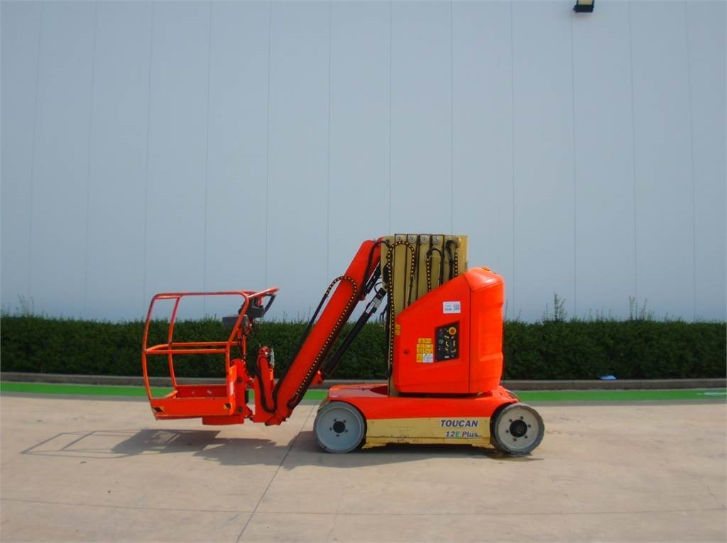 JLG Toucan 12E+  - Oszlopos személyemelő: 1 kép. JLG Toucan 12E+  - Oszlopos személyemelő: 1 kép.