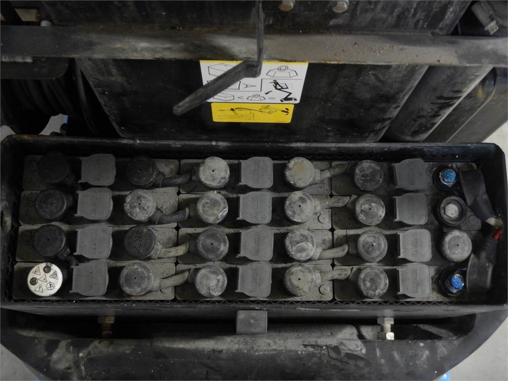 Manitou 100VJR - Oszlopos személyemelő: 5 kép. Manitou 100VJR - Oszlopos személyemelő: 5 kép.