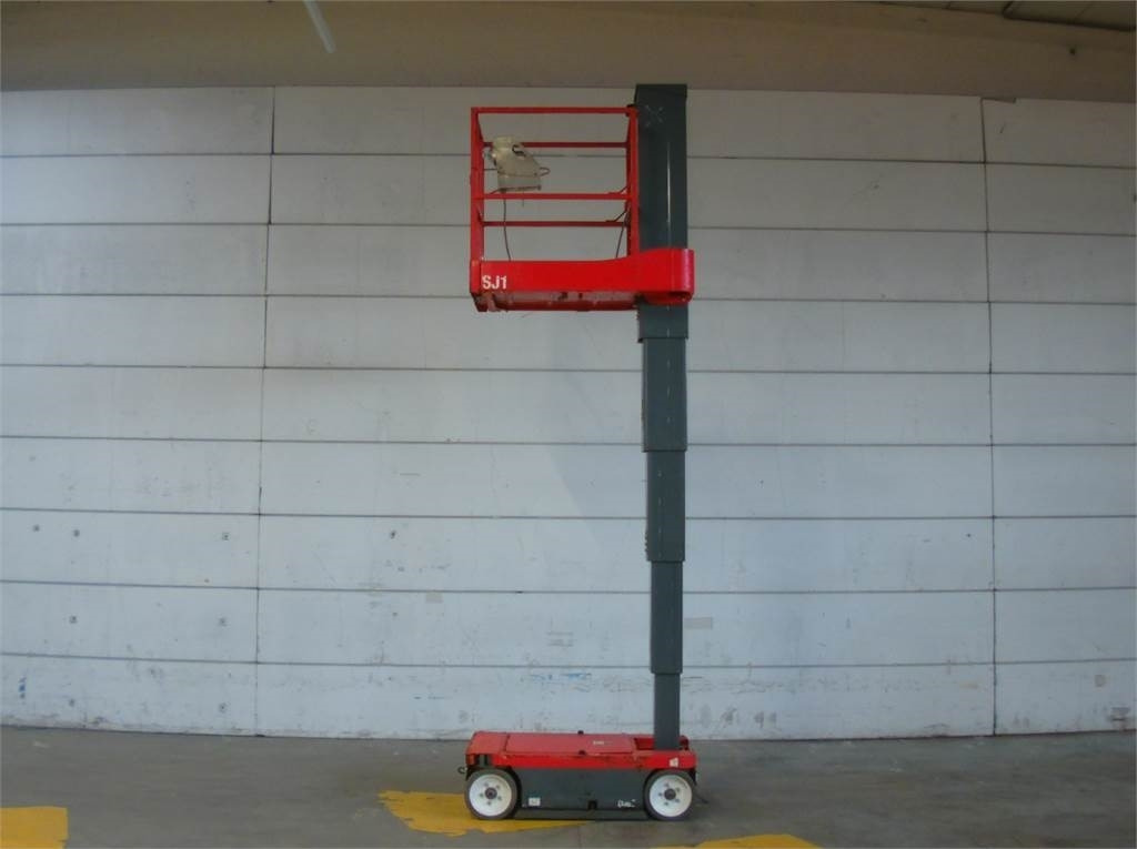 SkyJack SJ16 - Oszlopos személyemelő: 5 kép. SkyJack SJ16 - Oszlopos személyemelő: 5 kép.