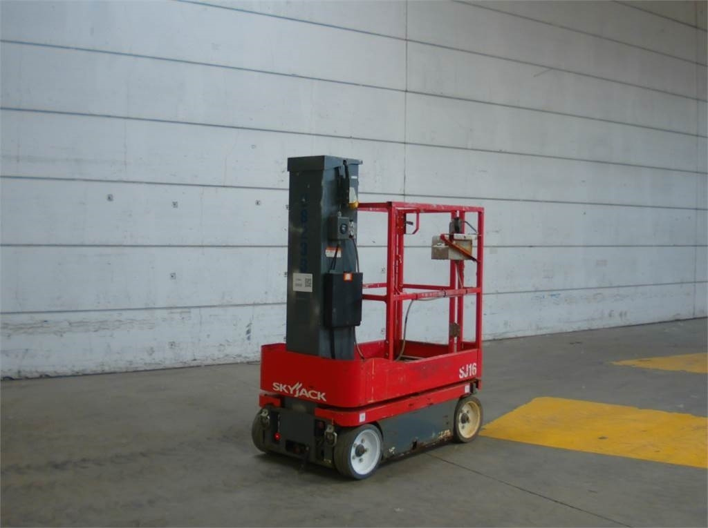 SkyJack SJ16 - Oszlopos személyemelő: 3 kép. SkyJack SJ16 - Oszlopos személyemelő: 3 kép.