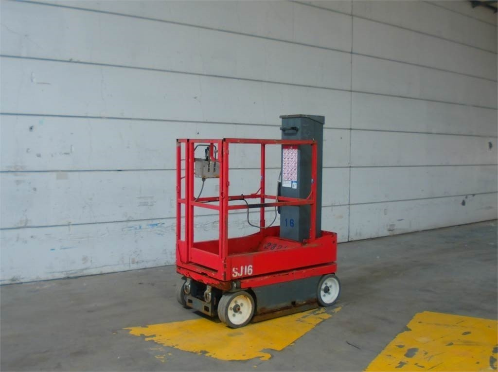 SkyJack SJ16 - Oszlopos személyemelő: 3 kép. SkyJack SJ16 - Oszlopos személyemelő: 3 kép.