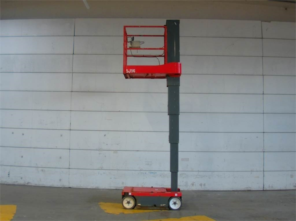 SkyJack SJ16 - Oszlopos személyemelő: 5 kép. SkyJack SJ16 - Oszlopos személyemelő: 5 kép.