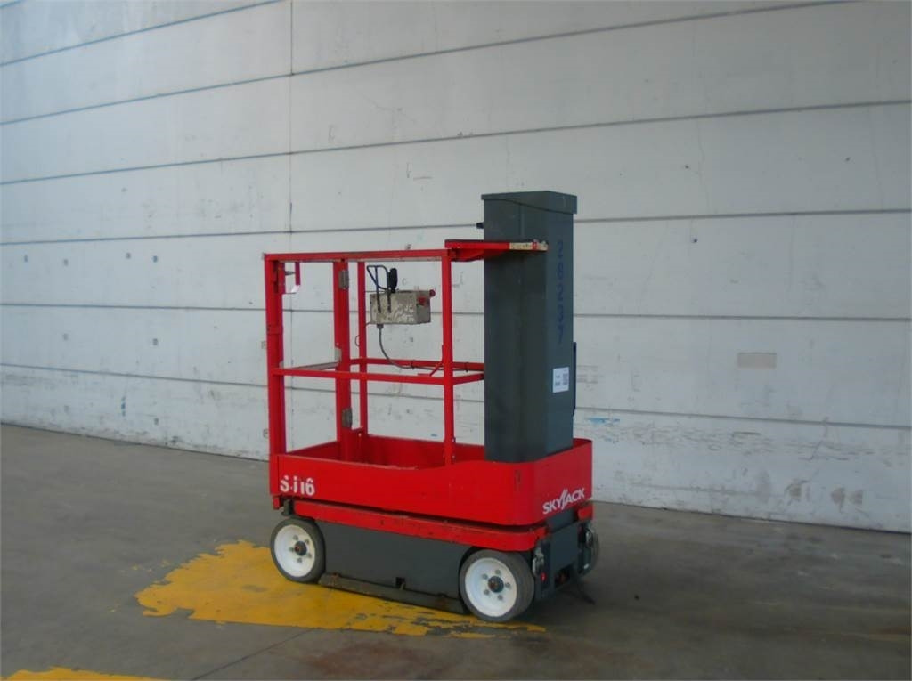 SkyJack SJ16 - Oszlopos személyemelő: 2 kép. SkyJack SJ16 - Oszlopos személyemelő: 2 kép.