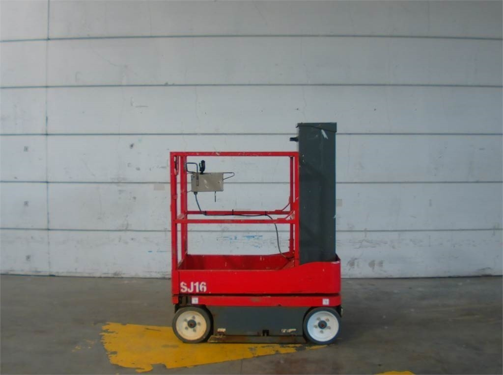 SkyJack SJ16 - Oszlopos személyemelő: 1 kép. SkyJack SJ16 - Oszlopos személyemelő: 1 kép.