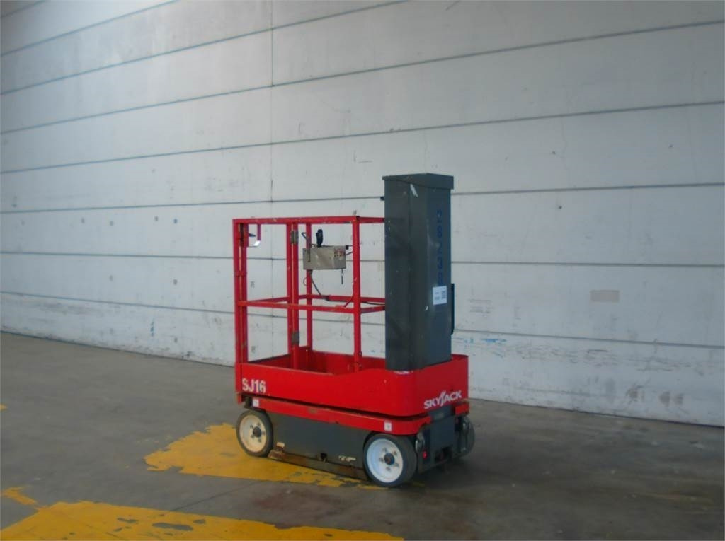 SkyJack SJ16 - Oszlopos személyemelő: 2 kép. SkyJack SJ16 - Oszlopos személyemelő: 2 kép.