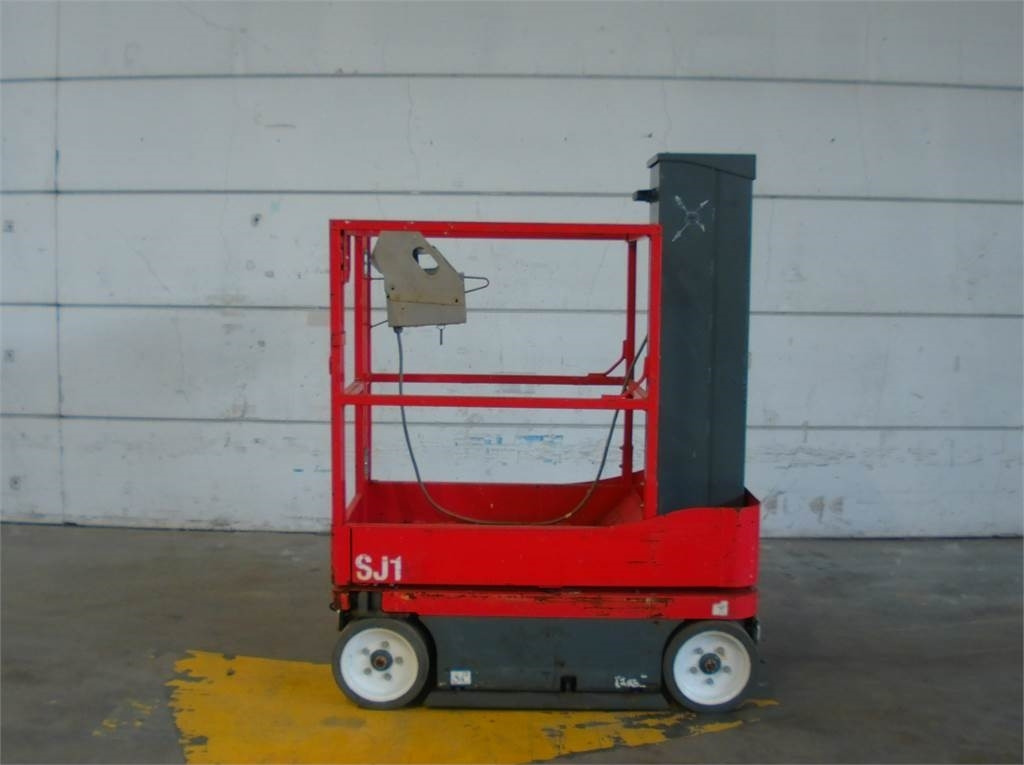 SkyJack SJ16 - Oszlopos személyemelő: 1 kép. SkyJack SJ16 - Oszlopos személyemelő: 1 kép.