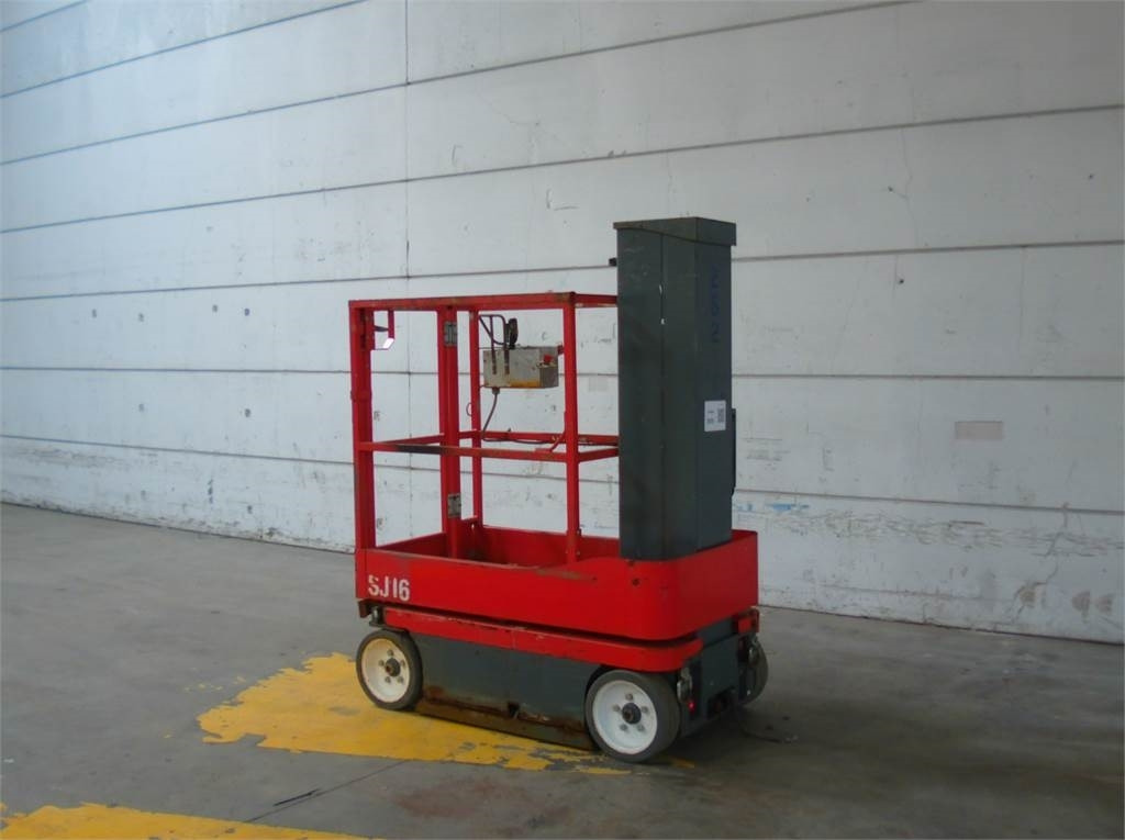 SkyJack SJ16 - Oszlopos személyemelő: 2 kép. SkyJack SJ16 - Oszlopos személyemelő: 2 kép.