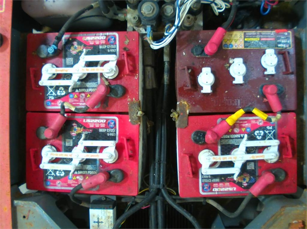 SkyJack SJ16 - Oszlopos személyemelő: 4 kép. SkyJack SJ16 - Oszlopos személyemelő: 4 kép.