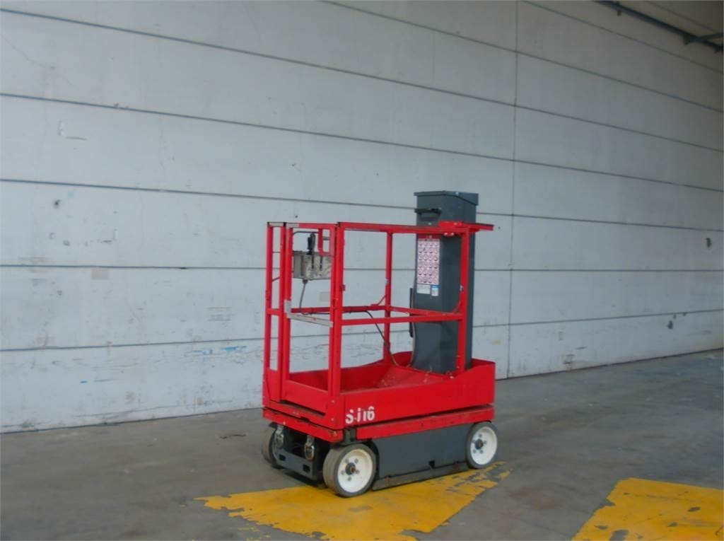 SkyJack SJ16 - Oszlopos személyemelő: 3 kép. SkyJack SJ16 - Oszlopos személyemelő: 3 kép.