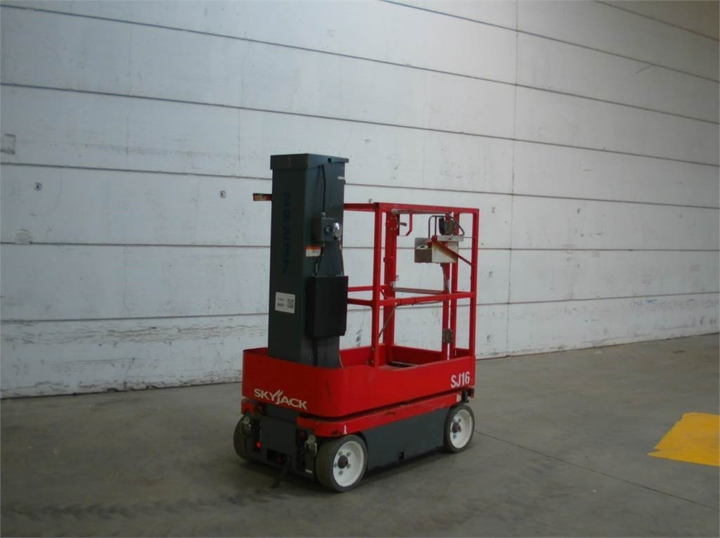 SkyJack SJ16 - Oszlopos személyemelő: 4 kép. SkyJack SJ16 - Oszlopos személyemelő: 4 kép.