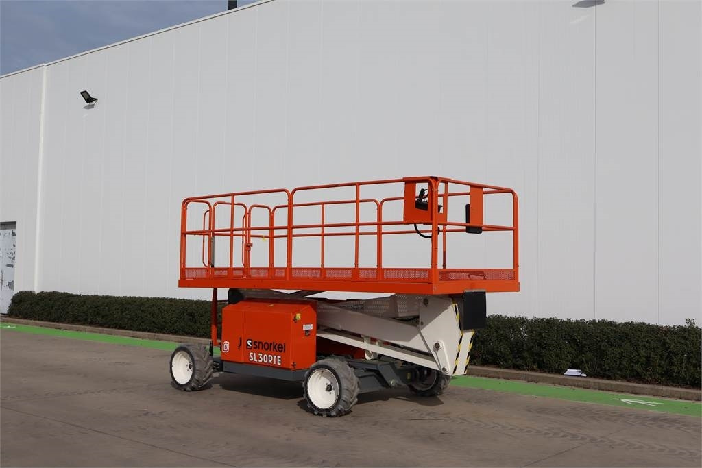 Snorkel SL30RTE - Ollós emelő: 3 kép. Snorkel SL30RTE - Ollós emelő: 3 kép.