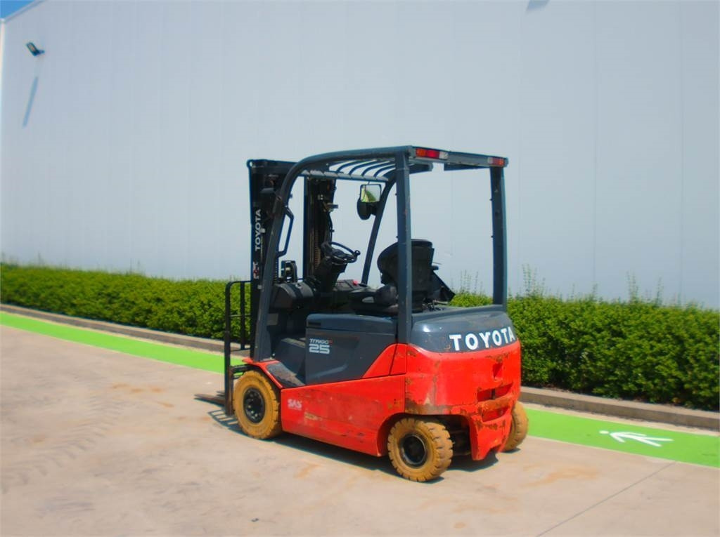 Toyota 8FBMKT25 - Elektromos targonca: 3 kép. Toyota 8FBMKT25 - Elektromos targonca: 3 kép.