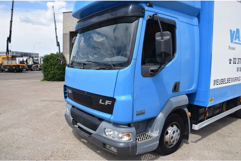 DAF LF 220 LF45 220 - Dobozos felépítményű teherautó: 3 kép. DAF LF 220 LF45 220 - Dobozos felépítményű teherautó: 3 kép.
