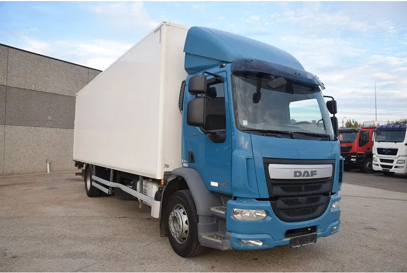 DAF LF 280 - Dobozos felépítményű teherautó: 5 kép. DAF LF 280 - Dobozos felépítményű teherautó: 5 kép.