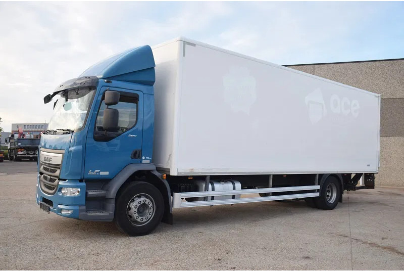 DAF LF 280 - Dobozos felépítményű teherautó: 3 kép. DAF LF 280 - Dobozos felépítményű teherautó: 3 kép.