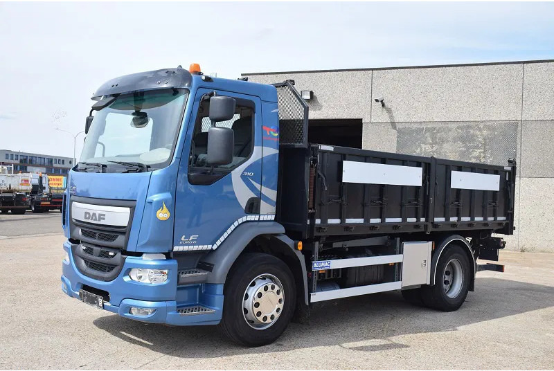 DAF LF 310 - Billenőplatós teherautó: 3 kép. DAF LF 310 - Billenőplatós teherautó: 3 kép.