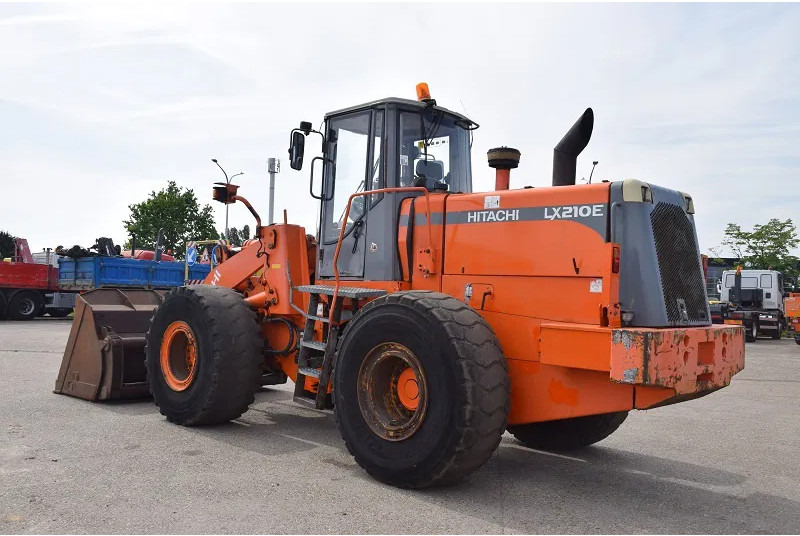 Hitachi LX 210E- stock id 59 - Gumikerekes homlokrakodó: 3 kép. Hitachi LX 210E- stock id 59 - Gumikerekes homlokrakodó: 3 kép.