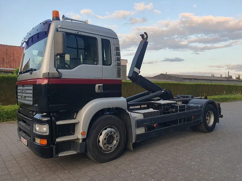 MAN TG 310 A - Horgos rakodó teherautó: 2 kép. MAN TG 310 A - Horgos rakodó teherautó: 2 kép.