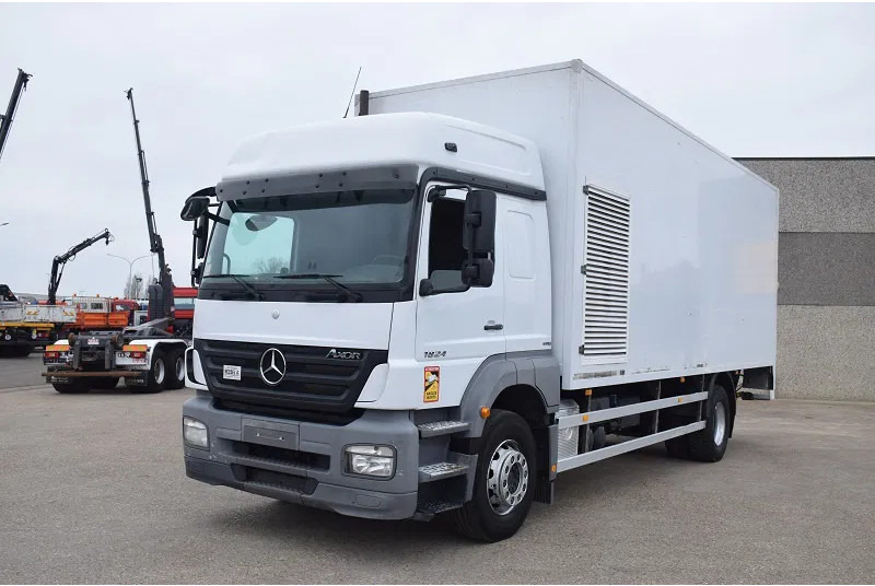 Mercedes-Benz Axor 1824 - Dobozos felépítményű teherautó: 2 kép. Mercedes-Benz Axor 1824 - Dobozos felépítményű teherautó: 2 kép.