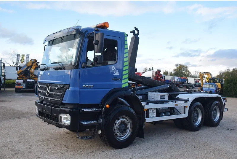 Mercedes-Benz Axor 2633 - Horgos rakodó teherautó: 1 kép. Mercedes-Benz Axor 2633 - Horgos rakodó teherautó: 1 kép.