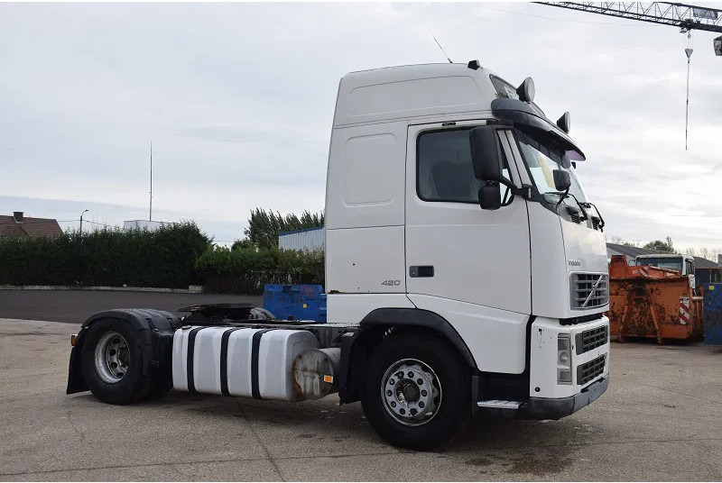 Volvo FH 12.420 - Nyergesvontató: 3 kép. Volvo FH 12.420 - Nyergesvontató: 3 kép.