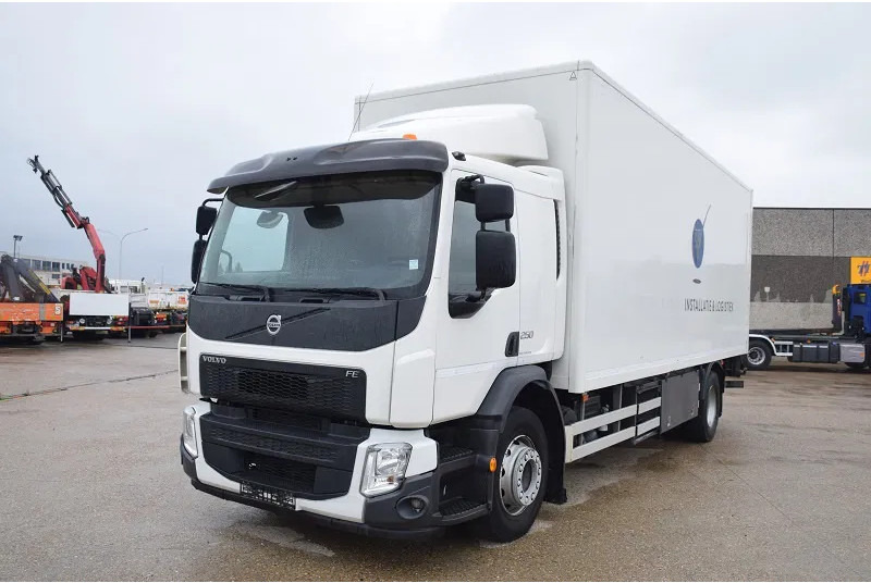 Volvo FE 250 - Dobozos felépítményű teherautó: 2 kép. Volvo FE 250 - Dobozos felépítményű teherautó: 2 kép.