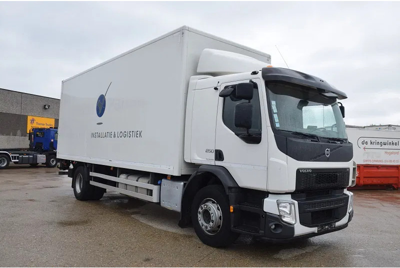 Volvo FE 250 - Dobozos felépítményű teherautó: 4 kép. Volvo FE 250 - Dobozos felépítményű teherautó: 4 kép.