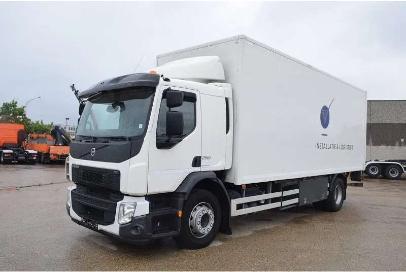 Volvo FE 250 - Dobozos felépítményű teherautó: 1 kép. Volvo FE 250 - Dobozos felépítményű teherautó: 1 kép.