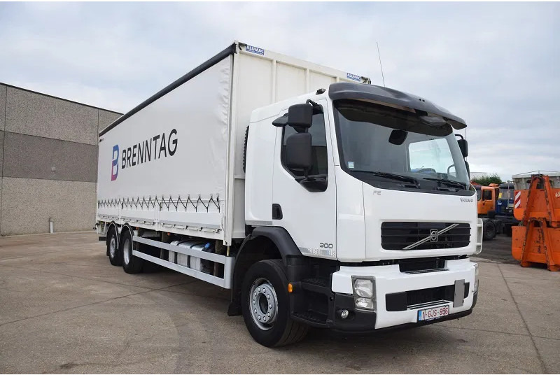 Volvo FE 300 - Dobozos felépítményű teherautó: 4 kép. Volvo FE 300 - Dobozos felépítményű teherautó: 4 kép.