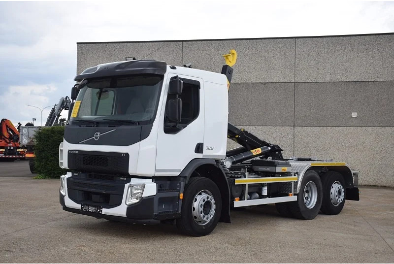 Volvo FE 320 - Horgos rakodó teherautó: 2 kép. Volvo FE 320 - Horgos rakodó teherautó: 2 kép.